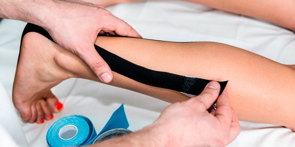 Taping pour l'arthrose déformante – fixation de l'articulation avec du ruban adhésif